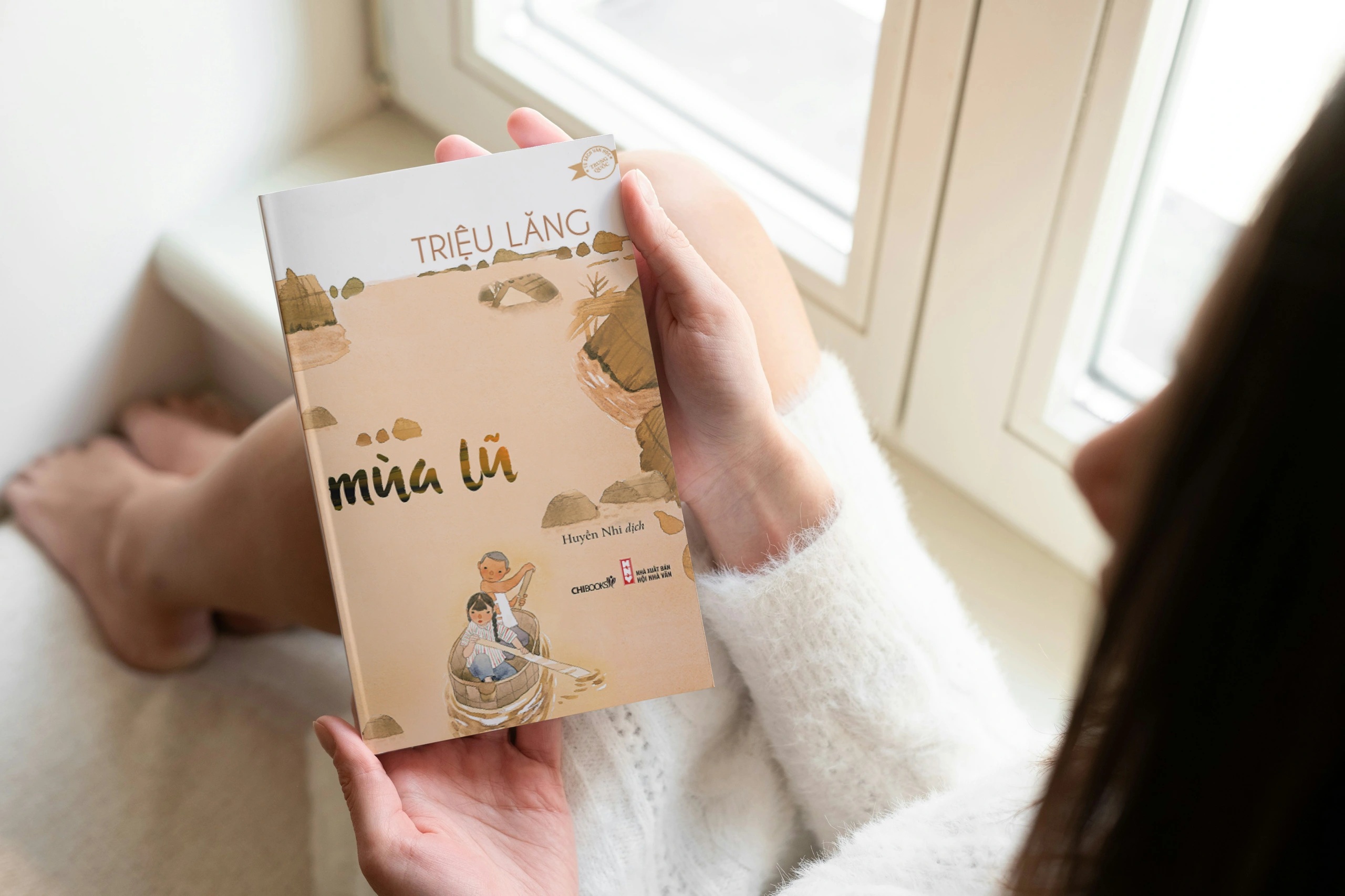 Mùa lũ do Chibooks và NXB Hội Nhà văn ấn hành